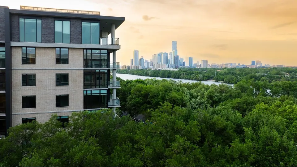 Encore Lakeside Luxury Apartments apartment building